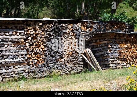 Pieux couverts de journaux Utilisés pour le bois de chauffage et le brûlage Pour Donner La Chaleur Pendant Les Mois d'hiver dans un jardin Montriond Portes du Soleil France Banque D'Images