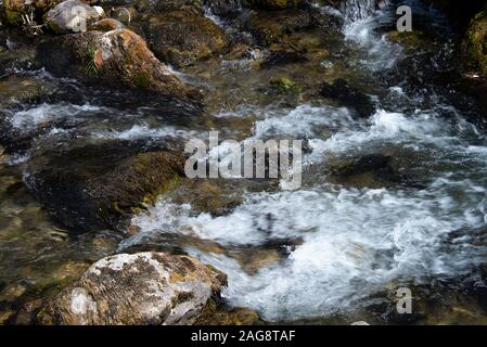 Eaux de La rivière danse de Montriond Qui Coule au-dessus des rochers près de Montriond Portes du Soleil Alpes françaises France Banque D'Images