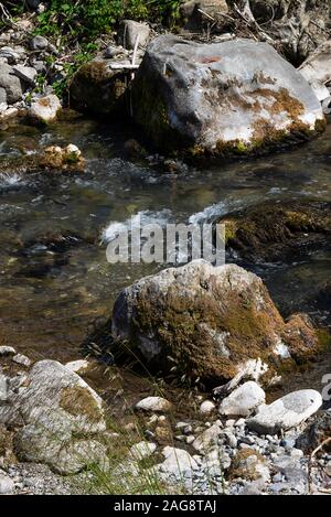 Eaux de La rivière danse de Montriond Qui Coule au-dessus des rochers près de Montriond Portes du Soleil Alpes françaises France Banque D'Images