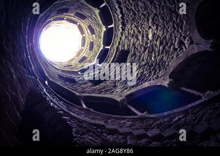 La vue vers le haut dans le Puits d'initiation de Quinta da Regaleira, Sintra, Portugal, partie du "paysage culturel de Sintra" patrimoine mondial de l'UNESCO. Banque D'Images