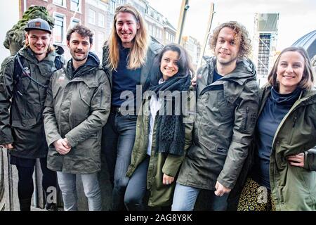 Va, aux Pays-Bas. Dec 18, 2019. Va, Grote Markt, 18-12-2019, la deuxième édition de 3FM demande sérieuse : La ligne de vie. Les DJs à pied à partir de cette année va à Groningen. La radio dj's Mark Jorien, Frank van der Légende et Eva Koreman et Sander Hoogendoorn un Herman Hofman. Credit : Pro Shots/Alamy Live News Banque D'Images