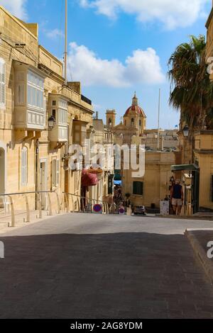 Victoria, Gozo, Malte - 10 septembre 2016 : scène de rue à Victoria (Rabat) sur l'île de Gozo, Malte, avec basilique Saint-Georges en arrière-plan. Banque D'Images