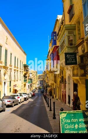 La Valette, Malte - 13 septembre 2016 : scène de rue avec les touristes à flâner dans les rues médiévales étroites de La Valette, Malte. Banque D'Images