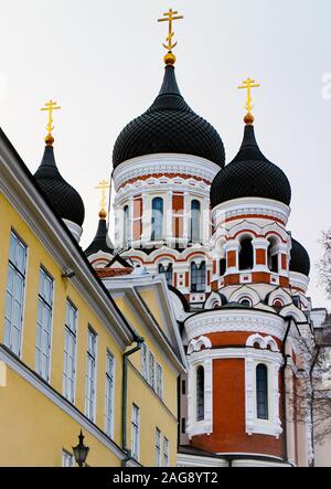 La cathédrale Alexandre Nevsky jaune derrière les vieux immeubles sur la colline de Toompea par une journée d'hiver dans la vieille ville de Tallinn, Estonie. Banque D'Images