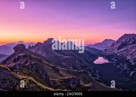 Vue des montagnes dolomiti paysage autour du lac Lago di col Fedaia, col Fedaia au lever du soleil, à partir d'une colline au-dessus de Pordoi pass, Passo Pordoi Banque D'Images