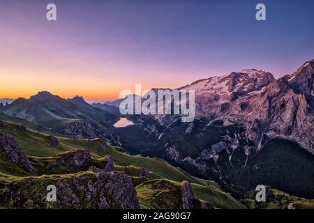 Vue des montagnes dolomiti paysage autour du lac Lago di col Fedaia, col Fedaia, et le sommet de Marmolata, Marmolada au lever du soleil Banque D'Images