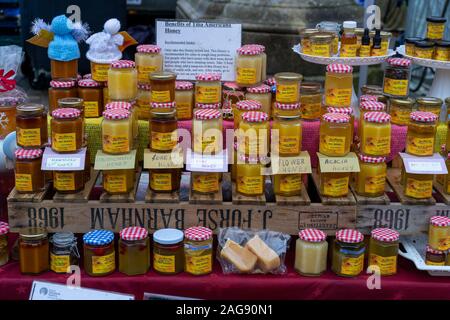 Différents types de miel en pots de miel en vente sur un étal du marché Banque D'Images