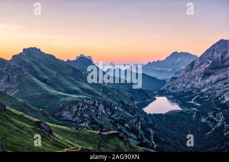 Vue des montagnes dolomiti paysage autour du lac Lago di col Fedaia, col Fedaia au lever du soleil, à partir d'une colline au-dessus de Pordoi pass, Passo Pordoi Banque D'Images