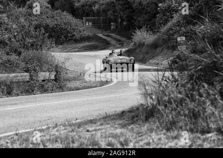 FERRARI 500 SCAGLIETTI SPIDER MONDIAL 1954 sur une vieille voiture de course en rallye Mille Miglia 2018 la célèbre course historique italien (1927-1957) Banque D'Images