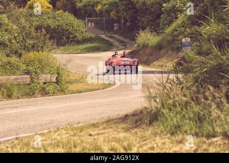 FERRARI 500 SCAGLIETTI SPIDER MONDIAL 1954 sur une vieille voiture de course en rallye Mille Miglia 2018 la célèbre course historique italien (1927-1957) Banque D'Images