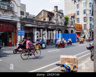 HAIKOU, Hainan, Chine - MAR 2 2019 - Les navetteurs sur bicyclettes, scooters, et motos le long de Bo'ai Road composent le trafic de l'après-midi Banque D'Images