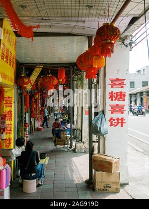 HAIKOU, Hainan, Chine - MAR 2 2019 - commerçants, les résidents et les piétons le long d'un cinq pieds de façon à Bo'ai Road, une rue historique célèbre en Ha Banque D'Images