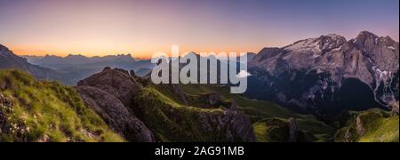 Vue panoramique des montagnes dolomiti paysage autour du lac Lago di col Fedaia, col Fedaia, et le sommet de Marmolata, Marmolada au lever du soleil Banque D'Images