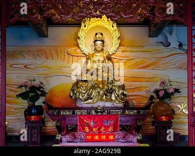 Statue en or de la Déesse de la miséricorde / Kwan Yin / Kuan Yin dans un temple Taoïste de Hainan, Chine Banque D'Images