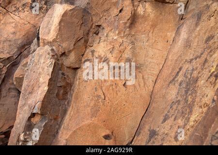 Gran Canaria, les exemples d'art rupestre trouvé sur rock face au sommet de la montagne Montana de Agüimes, deux figures humaines visible au centre, lar Banque D'Images