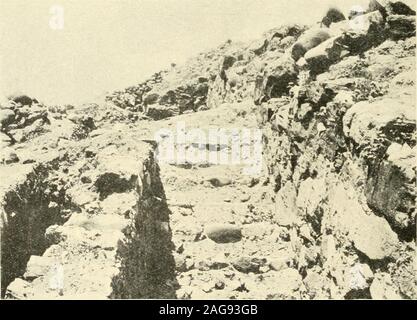 . Fouilles à Phylakopi dans Melos. Fig. 17.-Vue du col.uje throu&Lt ; ;;le Towx lookixg h mur sud.. Mettre en place ;. Est-View. d'escalier.(en partie effacés par dtbris tombés depuis bien.) L'ARCHITECTURE. 33 l'extérieur de la ville, à peu près parallèle au mur et à une distance de 2 ni d'| m. à partir de la c'est une autre ligne de pierres, nulle part, je pense que, plus thanone haut cours sauf dans le fragment vers le mur ouest (PI. Ii, 5 : f^)lorsqu'il s'élève à une hauteur d'environ un mètre. Les grandes lignes en correspondsclosely avec celle de l'avant-mur principal, de sorte que les deux structures weredoubtless dans certains wa Banque D'Images