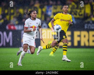 Christopher Nkunku (RB Leipzig) et Manuel Akanji (Borussia Dortmund). GES/Fußball/1. Bundesliga : Borussia Dortmund - RB Leipzig, 17.12.2019 - 1ère Division Football/soccer : Borussia Dortmund vs RB Leipzig, Dortmund, Dec 17, 2019 - Règlement du LDF à interdire toute utilisation des photographies comme des séquences d'images et/ou quasi-vidéo. Dans le monde d'utilisation | Banque D'Images