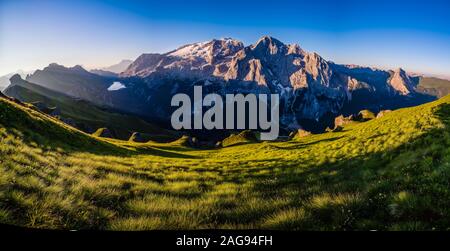 Vue panoramique des montagnes dolomiti paysage autour du lac Lago di col Fedaia, col Fedaia, et le sommet de Marmolata, Marmolada au lever du soleil Banque D'Images