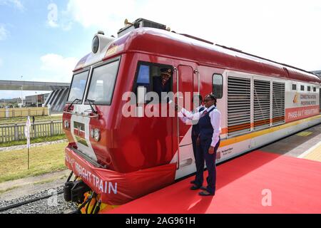 (191218) -- NAIROBI, 18 décembre 2019 (Xinhua) -- les travailleurs posent pour une photo à l'occasion du lancement de l'écartement standard Nairobi-Naivasha Railway (SGR) cargo à Nairobi, Kenya, le 17 décembre 2019. Le Kenya a lancé mardi le SGR Nairobi-Naivasha cargo et un dépôt intérieur de conteneurs (CIM) qui sont censés révolutionner le transport de marchandises en vrac à l'Afrique de l'Est de l'arrière-pays du pays et les pays voisins. (Xinhua/Li Yan) Banque D'Images