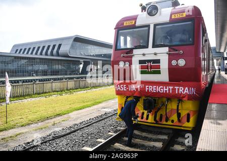 (191218) -- NAIROBI, 18 décembre 2019 (Xinhua) -- un travailleur fait de la préparation du lancement de l'écartement standard Nairobi-Naivasha Railway (SGR) cargo à Nairobi, Kenya, le 17 décembre 2019. Le Kenya a lancé mardi le SGR Nairobi-Naivasha cargo et un dépôt intérieur de conteneurs (CIM) qui sont censés révolutionner le transport de marchandises en vrac à l'Afrique de l'Est de l'arrière-pays du pays et les pays voisins. (Xinhua/Li Yan) Banque D'Images