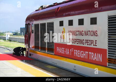 (191218) -- NAIROBI, 18 décembre 2019 (Xinhua) -- un travailleur fait de la préparation du lancement de l'écartement standard Nairobi-Naivasha Railway (SGR) cargo à Nairobi, Kenya, le 17 décembre 2019. Le Kenya a lancé mardi le SGR Nairobi-Naivasha cargo et un dépôt intérieur de conteneurs (CIM) qui sont censés révolutionner le transport de marchandises en vrac à l'Afrique de l'Est de l'arrière-pays du pays et les pays voisins. (Xinhua/Li Yan) Banque D'Images