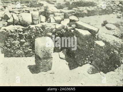 . Fouilles à Phylakopi dans Melos. p : Ijut le réservoir en pierre construit dans la partie nord-est (Fig. 7),qui nous tuund oi plein de petites tasses en terre cuite, des poids au métier, et stonepestles, et aussi une lampe en stéatite de deux mètres de profondeur, wereearnests de chose meilleure.s à venir. Et en fait, le jour suivant, afterclearing la salle suivante à est à une profondeur de près de deux mètres, et d'établir l'existence d'ing-il dans d'un pilier carré, constitué de deux blocs de base restingon (Fig. 8), nous sommes arrivés à la source de la stuc peint fragmentsalready remarqué dans la route vers le nord. Le stuc Banque D'Images