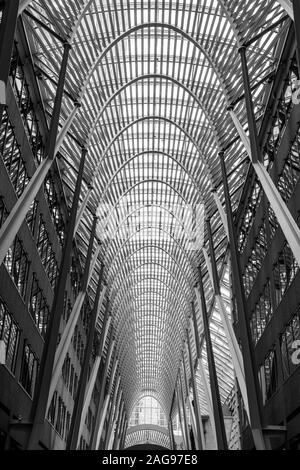 Prise de vue verticale en bas angle à échelle de gris de l'intérieur de la célèbre place Brookfield, à Toronto, au Canada Banque D'Images