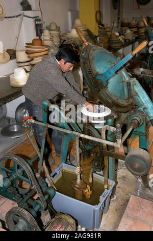 Cuenca. L'Équateur. 04.07.08. Hat machine de moulage en usage au cours de la production de chapeaux de Panama à Cuenca dans le sud de l'Équateur, en Amérique du Sud. Banque D'Images