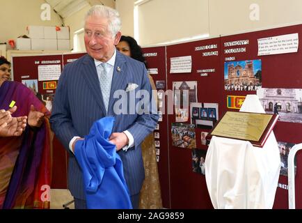 Le Prince de Galles dévoile une plaque pour commémorer sa visite à un service de l'avent à l'Emmanuel Christian Fellowship Church à Londres pour se souvenir de ceux qui sont touchés par les attaques de Pâques au Sri LankaPA Photo. Photo date : mercredi 18 décembre, 2019. Crédit photo doit se lire : Tim Whitby/PA Wire Banque D'Images