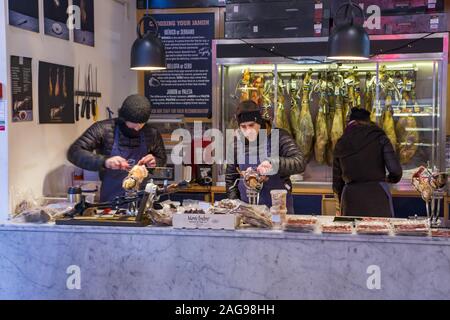 Londres, Royaume-Uni - Dec 10, 2019 : salami, mortadelle et prosciutto avec de grands fromages sur un étal à Borough Market Banque D'Images