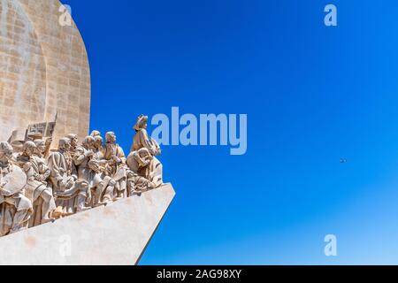 Fragment de Monument des Découvertes sur un fond de ciel bleu avec un avion visible sur une distance. Banque D'Images