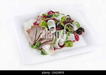 Dose isolée d'une assiette avec une salade au jambon et oignon - parfait pour un blog alimentaire ou un menu utilisation Banque D'Images