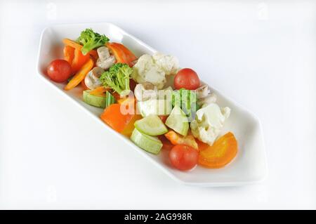 Photo isolée d'une assiette blanche avec légumes cuits - parfait pour un article de recette ou une utilisation de menu Banque D'Images
