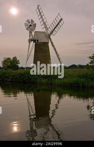 Turf Fen pompe éolienne sur la rivière Ant sur les Norfolk Broads dans le sud-est de l'Angleterre. Ce type d'ancien moulin à vent a été utilisé comme une pompe à eau pour vidanger l'eau de Banque D'Images