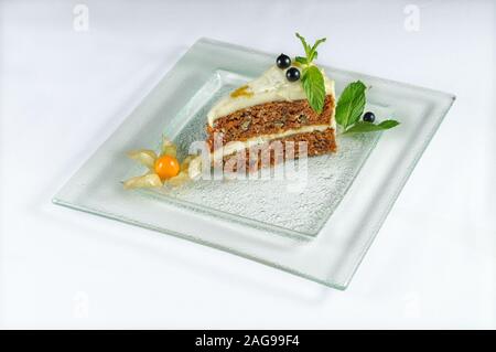 Plan isolé d'un gâteau de carotte et d'un physalis sur une assiette - parfaite pour un blog ou un menu de nourriture utilisation Banque D'Images