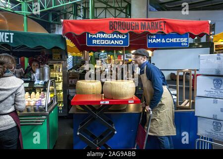 Londres, Royaume-Uni - 21 févr. 2014 : Déménagement porte-décrochage deux uncut de parmesan Banque D'Images