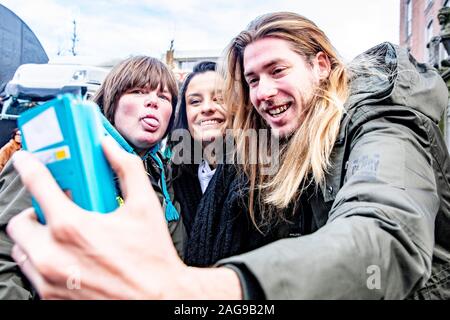 Va, aux Pays-Bas. Dec 18, 2019. Va, Grote Markt, 18-12-2019, la deuxième édition de 3FM demande sérieuse : La ligne de vie. Les DJs à pied à partir de cette année va à Groningen. La radio dj's Mark Jorien, Frank van der Légende et Eva Koreman et Sander Hoogendoorn un Herman Hofman. Credit : Pro Shots/Alamy Live News Banque D'Images