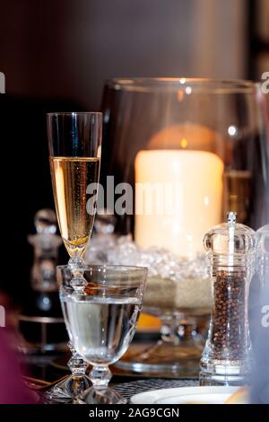 Photo verticale d'une coupe de champagne étincelante au milieu d'une table magnifiquement conçue Banque D'Images