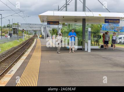 AUCKLAND, Nouvelle-zélande - 12 déc 2015 : un groupe de personnes en attente dans une gare à Auckland, en Nouvelle-Zélande pendant la journée Banque D'Images