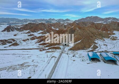 Golmud. Le 15 décembre, 2019. Photo aérienne prise le 15 décembre 2019 montre theSaishiteng Dunhuang-Golmud tunnel le long du chemin de fer dans le nord-ouest de la Chine. Un nouveau chemin de fer reliant la ville de Dunhuang, dans le nord-ouest de la Chine, la province de Gansu et Golmud city, dans le nord-ouest de la Chine, la province du Qinghai, complètement ouvert, mercredi, selon China Railway. Les 671 km qui est une importante ligne de liaison entre le chemin de fer Qinghai-Tibet et le fer Lanzhou-Xinjiang. Il permet aux trains de fonctionner à 120 km par heure, a déclaré la société. Credit : Zhang Long/Xinhua/Alamy Live News Banque D'Images