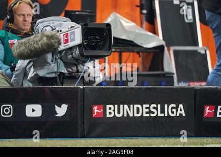 Football Augsburg-Düsseldorf , Augsburg, Dec 17, 2019. Symbole, Illustration, fonction, caméra homme FC AUGSBURG - FORTUNA DÜSSELDORF 3-0 - DFL RÈGLEMENT INTERDIT TOUTE UTILISATION DES PHOTOGRAPHIES comme des séquences d'images et/ou quasi-vidéo - 1.ligue de soccer allemand , Augsburg, 17 décembre 2019. Saison 2019/2020, journée 16, © Peter Schatz / Alamy Live News Banque D'Images