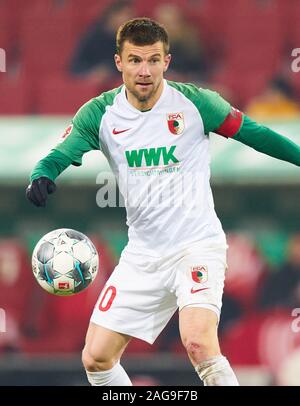 Football Augsburg-Düsseldorf , Augsburg, Dec 17, 2019. Daniel Baier, FCA 10 FC AUGSBURG - FORTUNA DÜSSELDORF 3-0 - DFL RÈGLEMENT INTERDIT TOUTE UTILISATION DES PHOTOGRAPHIES comme des séquences d'images et/ou quasi-vidéo - 1.ligue de soccer allemand , Augsburg, 17 décembre 2019. Saison 2019/2020, journée 16, © Peter Schatz / Alamy Live News Banque D'Images