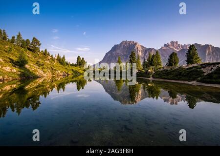 Vue sur le lac, Lago di Limides Limedes, le sommet de Lagazuoi dans la distance Banque D'Images