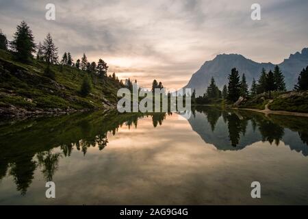 Vue sur le lac, Lago di Limides Limedes, le sommet de Lagazuoi dans la distance, au coucher du soleil Banque D'Images