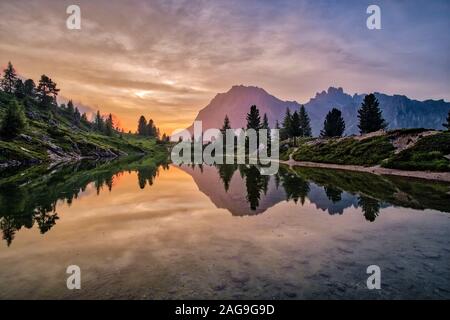 Vue sur le lac, Lago di Limides Limedes, le sommet de Lagazuoi dans la distance, au coucher du soleil Banque D'Images