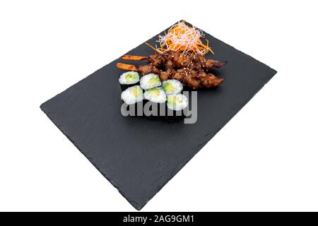 Prise de vue en grand angle de délicieux petits pains à sushis et barbecue brochettes avec un côté de garniture Banque D'Images