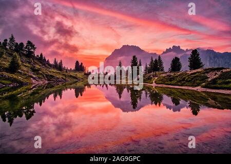 Vue sur le lac, Lago di Limides Limedes, le sommet de Lagazuoi dans la distance, au coucher du soleil Banque D'Images