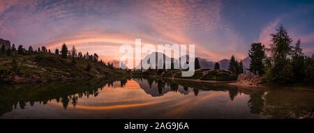 Vue panoramique sur le lac, Lago di Limides Limedes, le sommet de Lagazuoi dans la distance, au coucher du soleil Banque D'Images