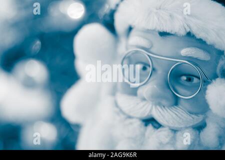Père Noël portrait visage en lunettes, ton bleu. Banque D'Images