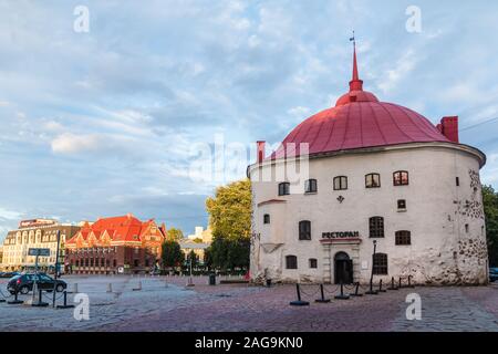 Vyborg, Oblast de Léningrad, en Russie - 12 septembre 2018 : Belle vue sur la place du marché et la tour ronde au coucher du soleil Banque D'Images